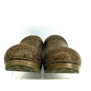 Sanita Womens Brown Clog Shoes Sz 38 EU 7.5 8 US Embossed Leather Comfort